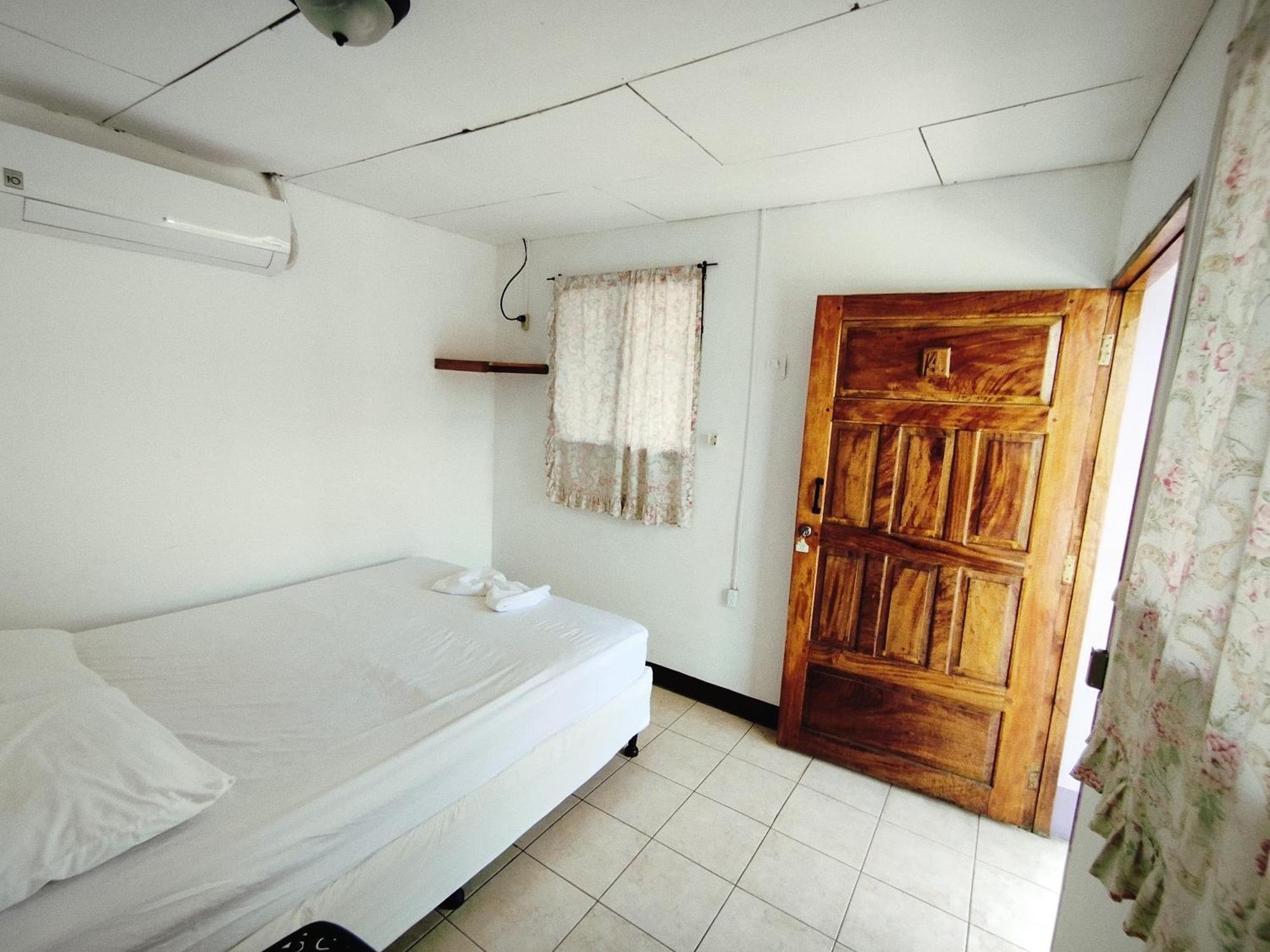 The Landing Hotel And Restaurant Moyogalpa Buitenkant foto